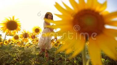 可爱的女孩在黄色的花园向日葵阳光在夏天。 美丽的日落小女孩向日葵。 <strong>慢慢慢慢</strong>